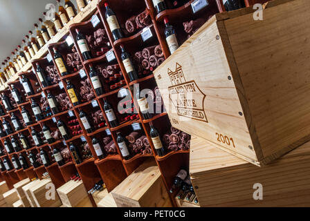Boutique de vins français bordeaux avec boîte à vin Grand vin de Lafite Rothschild 2001 et autres vins présentés derrière Saint Emilion Bordeaux France Banque D'Images
