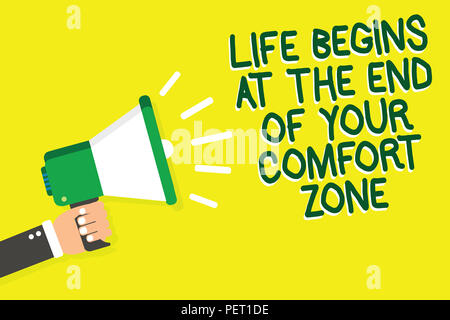 Écrit remarque montrant la vie commence à la fin de votre zone de confort. Photo d'affaires mettant en vedette Faire des changements évoluer grandir Man pointing haut-parleur Banque D'Images