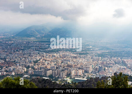 Vue aérienne de la ville de Palerme, Sicile, Italie. Boccadifalco aéroport sur l'arrière-plan. Vue pittoresque du mont Pellegrino Banque D'Images