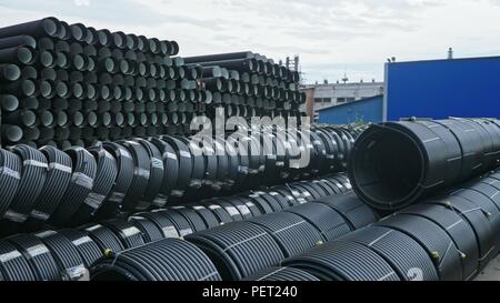 Entrepôt de tuyaux en plastique fini extérieur industriel site de stockage. Fabrication de tuyaux d'eau en plastique usine. Banque D'Images