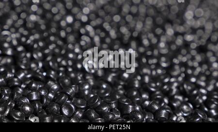 Noir en plastique granulé gris crumb. Fabrication de tuyaux d'eau en plastique usine. Procédé de fabrication de tubes en plastique sur la machine-outil avec l'utilisation de l'eau et la pression de l'air. Banque D'Images