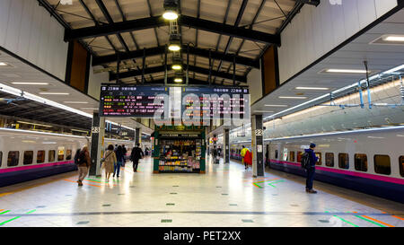 TOKYO, JAPON - 21 avril 2018 : Intérieur de train à grande vitesse Shinkansen japonais dans une gare ferroviaire de la plate-forme Banque D'Images