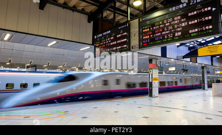 TOKYO, JAPON - 21 avril 2018 : Intérieur de train à grande vitesse Shinkansen japonais dans une gare ferroviaire de la plate-forme Banque D'Images