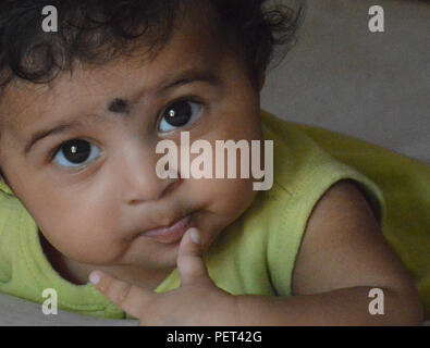 Enfant du monde d'expressions rire des pitreries et enjouement Banque D'Images