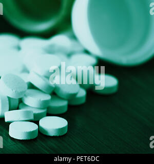 Renversé une bouteille de pilules. Banque D'Images