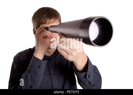 Homme regardant à travers un télescope isolé sur fond blanc Banque D'Images