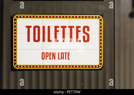 Toilettes publiques Funny sign dans le 10e arrondissement de Paris, France. Banque D'Images