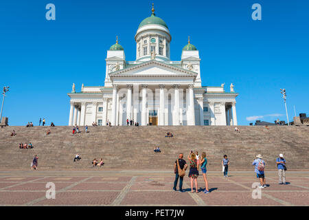 L'été de la ville d'Helsinki, vue de touristes debout dans la place du Sénat à la recherche jusqu'à la cathédrale Luthérienne dans le centre de Helsinki, Finlande Banque D'Images