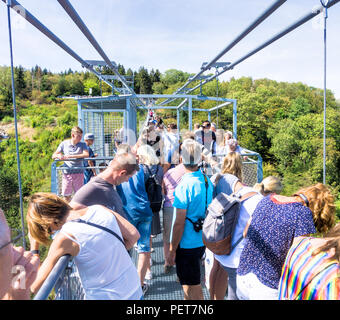 Oberharz, Saxe-Anhalt, Allemagne, 12 août 2018 : Vue de la station intermédiaire de la Titan pont suspendu au-dessus de la vallée de Rappbode, avec de nombreux peopl Banque D'Images