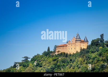 Célèbre ville médiévale château de Biron contre ciel bleu, France, Europe Banque D'Images