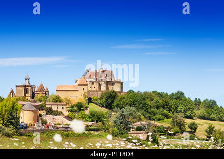 Vue panoramique du célèbre château de Biron contre ciel bleu, France, Europe Banque D'Images