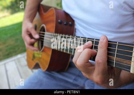 Close-up of a man playing guitar Banque D'Images