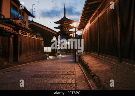 La pagode du temple de Kyoto dans les rues du village Banque D'Images