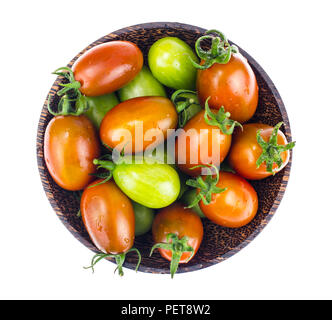 Bol en bois avec des tomates matures et immatures. Studio Photo Banque D'Images