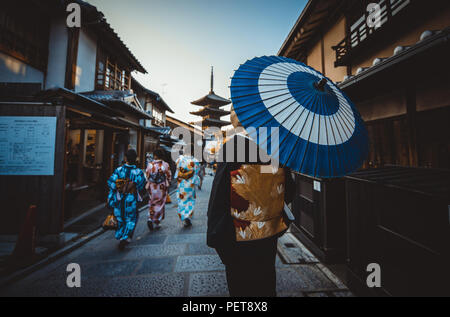 Belle japonaise senior woman walking dans le village. Mode de vie traditionnel japonais typique Banque D'Images