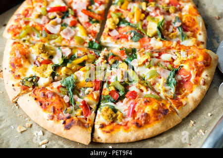 Pizza au poulet, légumes et bacon Banque D'Images