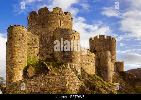 Décembre 2017, au nord du Pays de Galles, UK - murs et tours du 13ème siècle Château de Conwy, construit par Édouard I, lors de sa conquête du Pays de Galles, c'est monde de l'UNESCO Il Banque D'Images