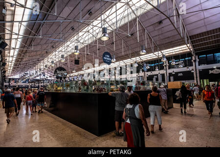 Time Out est un marché food hall situé dans Mercado da Ribeira à Cais do Sodré à Lisbonne, Portugal Banque D'Images