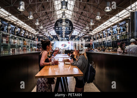 Time Out est un marché food hall situé dans Mercado da Ribeira à Cais do Sodré à Lisbonne, Portugal Banque D'Images