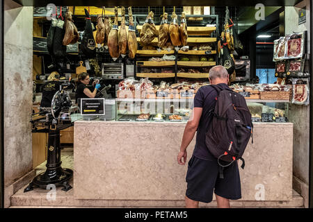 Time Out est un marché food hall situé dans Mercado da Ribeira à Cais do Sodré à Lisbonne, Portugal Banque D'Images