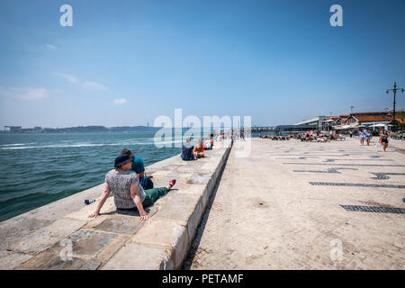 Jeune couple d'avoir du bon temps au bord de la mer à Lisbonne, Portugal. Banque D'Images