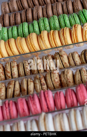 Sélection de macarons colorés lors d'une boulangerie dans le quartier londonien de Southwark Borough Market, UK Banque D'Images