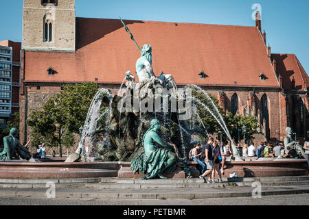 Berlin, Allemagne - août 2018 : La Fontaine de Neptune (Neptunbrunnen) à Alexanderplatz à Berlin, Allemagne Banque D'Images