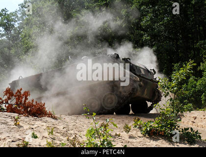 Les soldats de l'entreprise Ingénieur 402ème, 389ème bataillon du génie, ingénieur, 372e Brigade, conduire un véhicule de transport de troupes M113 en position d'attaquer un ennemi pendant un événement de formation au Camp Grayling, Michigan, le 14 août, 2018. Les soldats de la 402ème appuient Northern Strike, une multinationale interarmées exercice de tir réel d'armes combinées impliquant environ 5 000 militaires de 11 membres et de six pays de la coalition. (U.S. La Garde nationale de l'armée photo de la FPC. Jonathan Perdelwitz) Banque D'Images