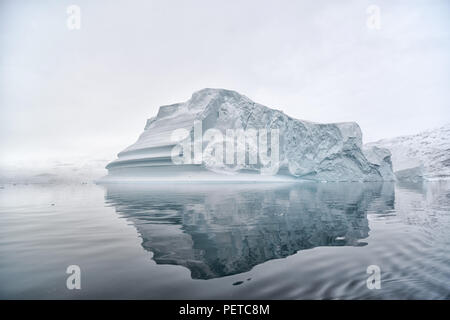 Kangertittitaq, Groenland.Énorme iceberg dans le fjord Rødefjord qui fait partie de Scoresby Sund.Der sogenannte Eisbergfriedhof. Banque D'Images