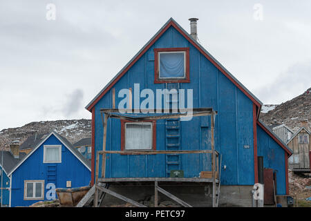 Maisons en bois colorées typiques en automne, Ittoqqortoormiit, municipalité de Sermersooq, Groenland oriental, Royaume du Danemark Banque D'Images