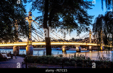 Albert Bridge at Night London UK Banque D'Images