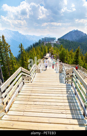 BANFF, CANADA - 1 août 2018 : les visiteurs à pied la promenade en bois au sommet du mont Sulphur entre le sommet du télécabine et Sanson crête pour une panorami Banque D'Images