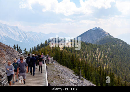 BANFF, CANADA - 1 août 2018 : les visiteurs à pied la promenade en bois au sommet du mont Sulphur entre le sommet du télécabine et Sanson crête pour une panorami Banque D'Images