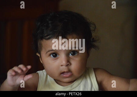 Enfant du monde d'expressions rire des pitreries et enjouement Banque D'Images