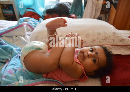 Enfant du monde d'expressions rire des pitreries et enjouement Banque D'Images