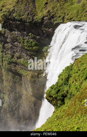 Vue imprenable sur la célèbre cascade de Skogafoss dans le sud de l'Islande sur une journée ensoleillée. Banque D'Images