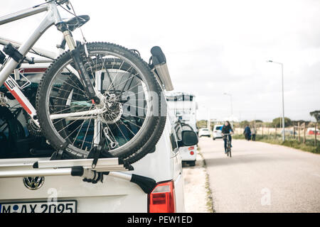 Le Portugal, Lagos, 12 avril, 2018 :. Une voiture pour voyager avec des vélos est garé sur le côté de la route. Le repos actif et des voyages en famille. Banque D'Images