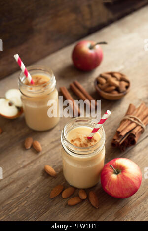 Apple pie smoothie boisson avec protéines de lait d'amande. Smoothie aux pommes maison avec apple pie épices (cannelle) sur fond de bois, copie de l'espace. Banque D'Images