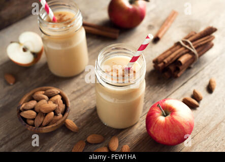 Apple pie smoothie boisson avec protéines de lait d'amande. Smoothie aux pommes maison avec apple pie épices (cannelle) sur fond de bois, copie de l'espace. Banque D'Images