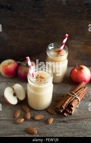 Apple pie smoothie boisson avec protéines de lait d'amande. Smoothie aux pommes maison avec apple pie épices (cannelle) sur fond de bois, copie de l'espace. Banque D'Images