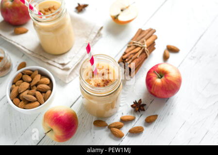 Apple pie smoothie boisson avec protéines de lait d'amande. Smoothie aux pommes maison avec apple pie épices (cannelle) sur fond de bois blanc, copie de l'espace. Banque D'Images