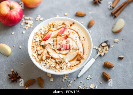 Smoothie Apple Pie de bol. Smoothie déjeuner bol avec les pommes, la cannelle, le lait d'amande, d'avoine granola, caramel au beurre salé et d'épices, vue d'en haut. Banque D'Images