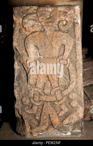 UK, Cumbria, Eden Valley, Kirkby Stephen, à l'intérieur, église de St Andrew, pierres de divinité Viking Loki en chaînes Banque D'Images