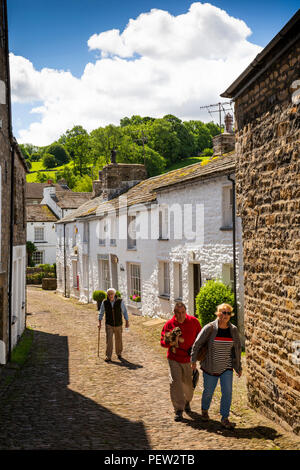 UK, Cumbria, Dentdale, Dent, les visiteurs à marcher le long de la rue pavée à sunshine village Banque D'Images