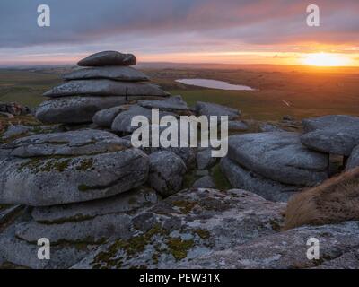 Une vue vers le soleil couchant des pierres de Tor à Bodmin, Cornwall Banque D'Images