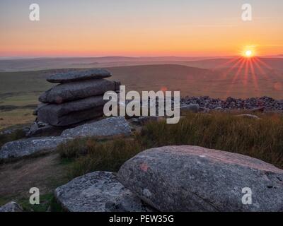 La vue sur le coucher de soleil depuis les pierres du Cheesewring sur Bodmin Moor en Cornouailles Banque D'Images