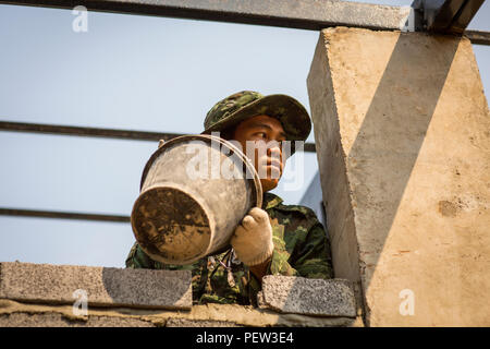 Un soldat thaïlandais avec 52e bataillon du génie, 1er Régiment Kings Guard, fixe des briques au Ban Raj Bum Roong école, durant l'exercice 2016, l'or Cobra à Lop Buri, Thaïlande, le 30 janvier 2016. Gold Cobra 2016, dans sa 35e version, comprend un accent particulier sur l'action civique, humanitaire, médicale et d'engagement communautaire activités menées au cours de l'exercice pour répondre aux besoins et intérêts humanitaires des populations civiles de la région. (U.S. Marine Corps Combat Camera photo par le Cpl. Wesley Timm/libérés) Banque D'Images