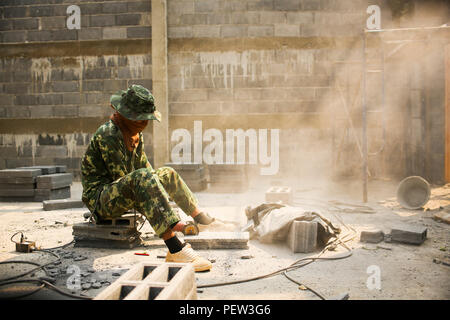 Un soldat thaïlandais avec 52e bataillon du génie, 1er Régiment Kings Guard, coupe bloc de ciment pour une nouvelle salle de classe en construction à l'interdiction Raj Bum Roong école, durant l'exercice 2016, l'or Cobra à Lop Buri, Thaïlande, le 30 janvier 2016. Gold Cobra 2016, dans sa 35e version, comprend un accent particulier sur l'action civique, humanitaire, médicale et d'engagement communautaire activités menées au cours de l'exercice pour répondre aux besoins et intérêts humanitaires des populations civiles de la région. (U.S. Marine Corps Combat Camera photo par le Cpl. Wesley Timm/libérés) Banque D'Images