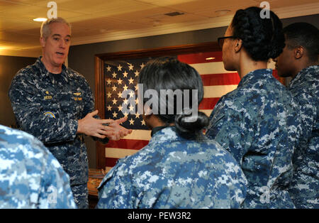 NEWPORT NEWS, Virginie (janv. 27, 2016) -- Capitaine John F. Meier, le commandant de l'unité affectée à Pre-Commissioning Gerald R. Ford (CVN 78), parle aux marins qui ont participé à la Martin Luther King Jr. concours de rédaction. Le concours de rédaction a été organisé par le Comité du patrimoine multiculturel du navire pour célébrer la vie de Martin Luther King (États-Unis Photo par marine Spécialiste de la communication de masse Seaman Cathrine Mae O. Campbell/libérés) Banque D'Images