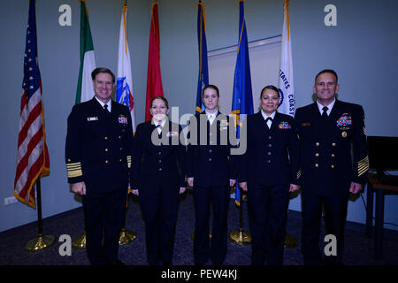 160129-N-SS492-457 La base navale américaine de Naples, Italie (janv. 29, 2016) Commander, U.S. Naval Forces Sma Europe-afrique. Mark Ferguson et U.S. Naval Forces Europe-Africa (CNE/CNA) Fleet Master Chief Steven Giordano reconnaître CNE-CNA port marin de l'année, 1ère classe Legalman Stephani Pavoni, CNE-CNA jeune marin de l'année, des systèmes d'information Technicien 2e classe Dawn Weston, et CNE-CNA Mer marin de l'année, spécialiste des opérations 1re classe Amparo Balderas lors d'une cérémonie au soutien de l'activité navale des États-Unis, Naples Capodichino, le 29 janvier 2016. Pavoni fera progresser de concurrencer plus tard ce printemps Banque D'Images